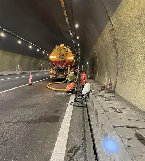 敦化隧道排水渠清淤